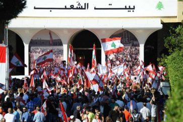 Crowds flock to Baabda Palace to congratulate Aoun on his election