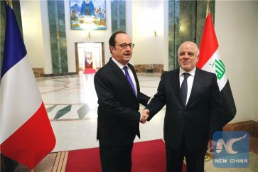 French President Francois Hollande )L), Iraqi PM Haider al-Abadi (R) in Baghdad