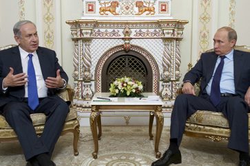 Israeli Prime Minister Benjamin Netanyahu (L) speaks with Russian President Vladimir Putin