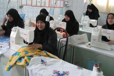 Afghan refugee women in Tehran learn self sufficiency (UNHCR)