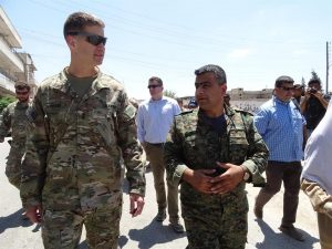 Des membres de la coalition internationale dans la ville de Manbij