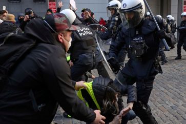 Anti-riot policemen in Paris_resources1