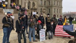Des hommes armés protestent contre la gouverneure démocrate de Michigan Gretchen Whitmer