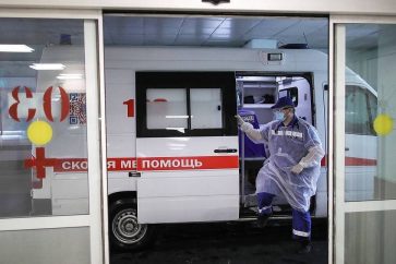 MOSCOW, RUSSIA - MAY 29, 2020: An ambulance crew arrives at a temporary medical facility established for COVID-19 patients at Moscow City Clinical Hospital No 15 (Filatov Hospital). Sergei Bobylev/TASSÐîññèÿ. Ìîñêâà. Ñîòðóäíèê ñêîðîé ïîìîùè íà òåððèòîðèè ÃÊÁ ¹ 15 èì. Î.Ì. Ôèëàòîâà, ãäå îêàçûâàþò ïîìîùü ïàöèåíòàì ñ êîðîíàâèðóñíîé èíôåêöèåé COVID-19. Ñåðãåé Áîáûëåâ/ÒÀÑÑ
