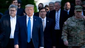Esper et le chef d'état-major américain, le général Mark Milley, se sont affichés aux côtés de M. Trump lorsqu'il s'est rendu à pied devant l'église Saint John