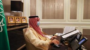 Le Prince Fayçal ben Farhan, ministre saoudien des Affaires étrangères, lors d’une visioconférence regroupant les pays donateurs. ©Ministère saoudien des Affaires étrangères