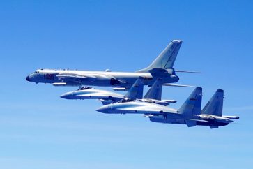 (180511) -- GUANGZHOU, May 11, 2018 (Xinhua) -- Two Su-35 fighter jets and a H-6K bomber fly in formation on May 11, 2018.
The People's Liberation Army (PLA) air force conducted patrol training over China's island of Taiwan on Friday.
Su-35 fighter jets flew over the Bashi Channel in formation with the H-6Ks for the first time, which marks a new breakthrough in island patrol  patterns, said Shen Jinke, spokesperson for the PLA air force. (Xinhua/Han Chao) (lmm)