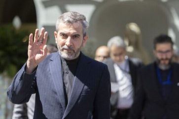 Iran's chief nuclear negotiator Ali Bagheri Kani waves as he leaves after talks at the Coburg Palais, the venue of the Joint Comprehensive Plan of Action (JCPOA) in Vienna on August 4, 2022. - The United States and the European Union's Iran nuclear envoys on August 3, 2022 said they were travelling to Vienna for talks with Tehran's delegation as they seek to salvage the agreement on its atomic ambitions. (Photo by Alex HALADA / AFP)