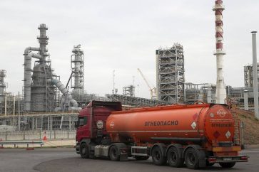 NIZHNEKAMSK, REPUBLIC OF TATARSTAN, RUSSIA  AUGUST 18, 2021: A tank truck at Tatneft's Taneco oil refining and petrochemical complex. Yegor Aleyev/TASSÐîññèÿ. Ðåñïóáëèêà Òàòàðñòàí. Íèæíåêàìñê. Àâòîöèñòåðíà íà êîìïëåêñå íåôòåïåðåðàáàòûâàþùèõ çàâîäîâ "ÒÀÍÅÊÎ" ÏÀÎ "Òàòíåôòü". Åãîð Àëååâ/ÒÀÑÑ