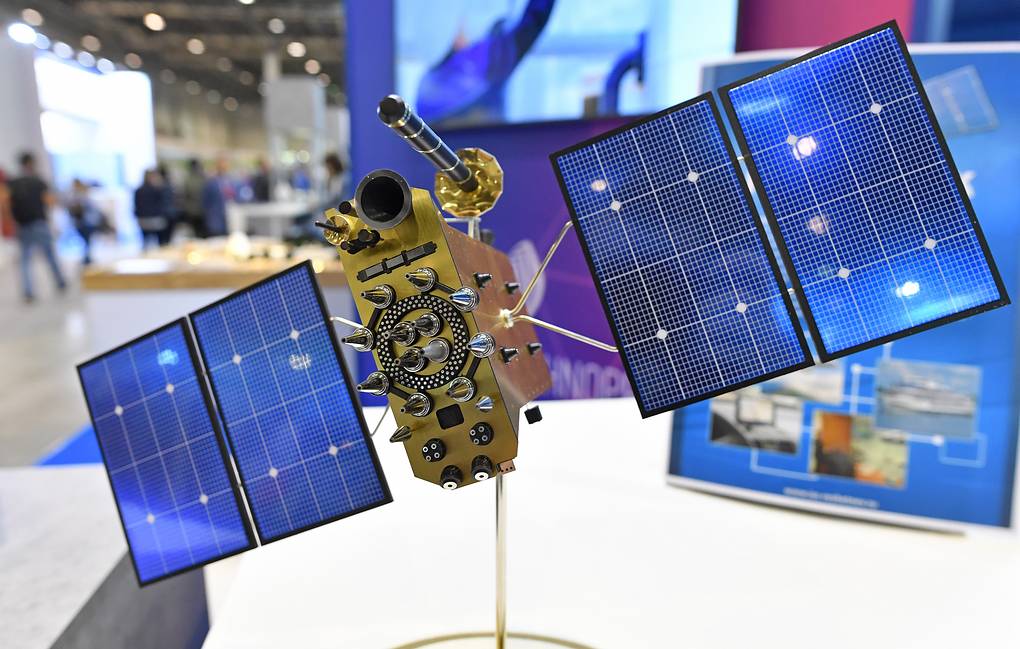 NOVOSIBIRSK, RUSSIA - SEPTEMBER 18, 2019: A mockup of the GLONASS-K satellite navigation system on display at Technoprom-2019, the 7th International Forum of Technological Development at the Novosibirsk Expocenter. Kirill Kukhmar/TASSÐîññèÿ. Íîâîñèáèðñê. Ìàêåò íàâèãàöèîííîãî ñïóòíèêà "Ãëîíàññ-Ê" íà VII Ìåæäóíàðîäíîì ôîðóìå è âûñòàâêå òåõíîëîãè÷åñêîãî ðàçâèòèÿ "Òåõíîïðîì-2019" â âûñòàâî÷íîì êîìïëåêñå "Íîâîñèáèðñê Ýêñïîöåíòð". Êèðèëë Êóõìàðü/ÒÀÑÑ