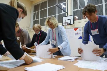 YEKATERINBURG, RUSSIA - SEPTEMBER 11, 2022: Local election commission members count votes at a polling station after the 2022 Sverdlovsk Region gubernatorial election. From 9 to 11 September, voters are going to the polls across Russia to elect 15 governors, members of 6 regional legislative assemblies, members of 12 councils of deputies of the administrative centres of Russia's constituent entities, and members of local governments. Donat Sorokin/TASSÐîññèÿ. Åêàòåðèíáóðã. Ïîäñ÷åò ãîëîñîâ íà èçáèðàòåëüíîì ó÷àñòêå ïîñëå îêîí÷àíèÿ âûáîðîâ ãóáåðíàòîðà Ñâåðäëîâñêîé îáëàñòè â Åäèíûé äåíü ãîëîñîâàíèÿ. Ñ 9 ïî 11 ñåíòÿáðÿ â Ðîññèè ïðîõîäÿò âûáîðû 15 âûñøèõ äîëæíîñòíûõ ëèö ðåãèîíîâ, äåïóòàòîâ øåñòè çàêîíîäàòåëüíûõ ñîáðàíèé, 12 ñîâåòîâ äåïóòàòîâ àäìèíèñòðàòèâíûõ öåíòðîâ ñóáúåêòîâ, à òàêæå äåïóòàòîâ îðãàíîâ ìåñòíîãî ñàìîóïðàâëåíèÿ. Äîíàò Ñîðîêèí/ÒÀÑÑ