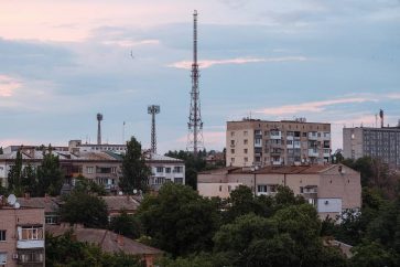 KHERSON, UKRAINE - JULY 10, 2022: A view of Kherson's television tower. The Russian Armed Forces are carrying out a special military operation in Ukraine in response to requests from the leaders of the Donetsk People's Republic and Lugansk People's Republic for help. Sergei Bobylev/TASSÓêðàèíà. Õåðñîí. Âèä íà òåëåâèçèîííóþ áàøíþ ãîðîäà. Â îòâåò íà îáðàùåíèå ðóêîâîäèòåëåé ðåñïóáëèê Äîíáàññà ñ ïðîñüáîé î ïîìîùè Âîîðóæåííûå ñèëû ÐÔ ïðîâîäÿò ñïåöèàëüíóþ âîåííóþ îïåðàöèþ íà Óêðàèíå. Ñåðãåé Áîáûëåâ/ÒÀÑÑ