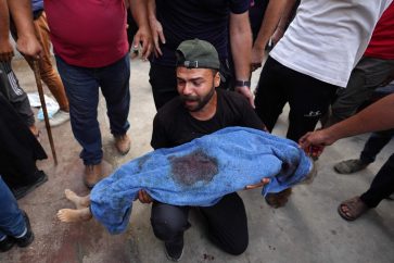 EDITORS NOTE: Graphic content / A Palestinian man mourns his relative, killed by Israeli army strike the previous night, during a funeral at the Al-Aqsa Martyrs Hospital in Deir al-Balah in the central Gaza Strip on June 3, 2024, amid the ongoing conflict between Israel and the Palestinian Hamas militant group. (Photo by Bashar TALEB / AFP)