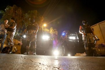 Security forces stand guard outside the Israeli embassy in the residential Rabiyeh neighbourhood of the Jordanian capital Amman following an 'incident' on July 23, 2017.
A Jordanian was killed and an Israeli seriously wounded at the Jewish state's embassy in Amman, a security source said. Israel and Jordan are bound by a 1994 peace treaty, but tensions have been high in recent days after Israel security measures at a highly sensitive holy site in annexed east Jerusalem. / AFP PHOTO / khalil mazraawi