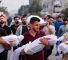 Des pères palestiniens portent les corps de leurs petits assassinés lors d'une frappe aérienne israélienne sur Gaza. ©SABA